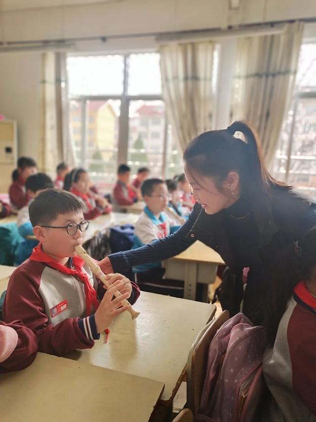 六孔竖笛入门教程，如何学竖笛（山东省青岛市城阳长城路小学竖笛课程开课啦）