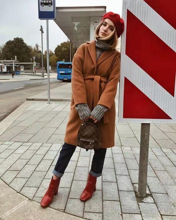 红色贝雷帽搭配什么衣服好看，红色贝雷帽搭配什么衣服好看男（试试“大衣+贝雷帽”）