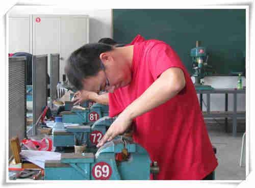 钳工证书怎么报考，报考钳工证要到哪里报名（钳工证怎么报名及报名要求）