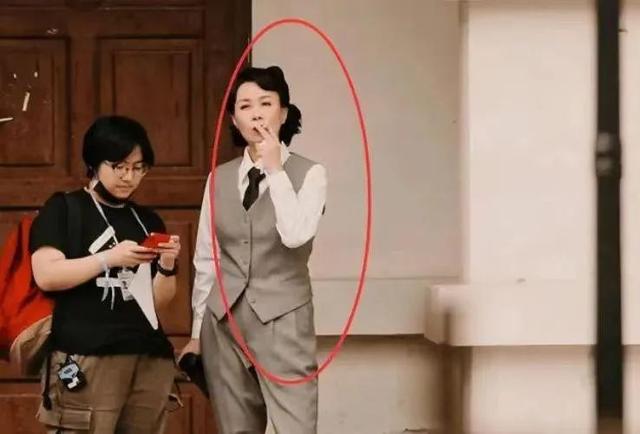 吸烟女生头像微信，吸烟女生头像（浪姐聚会被拍到室内抽烟）