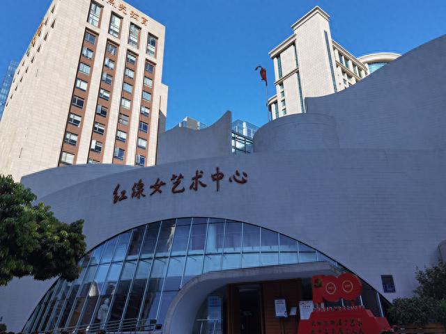 在天河住了这么久，才知道这里可以免费看电影，剧场里却空无一人
