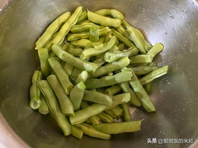 干煸豆角最简单的做法，干煸豆角怎么做好吃最简单（过年用它招待宾客很不错）