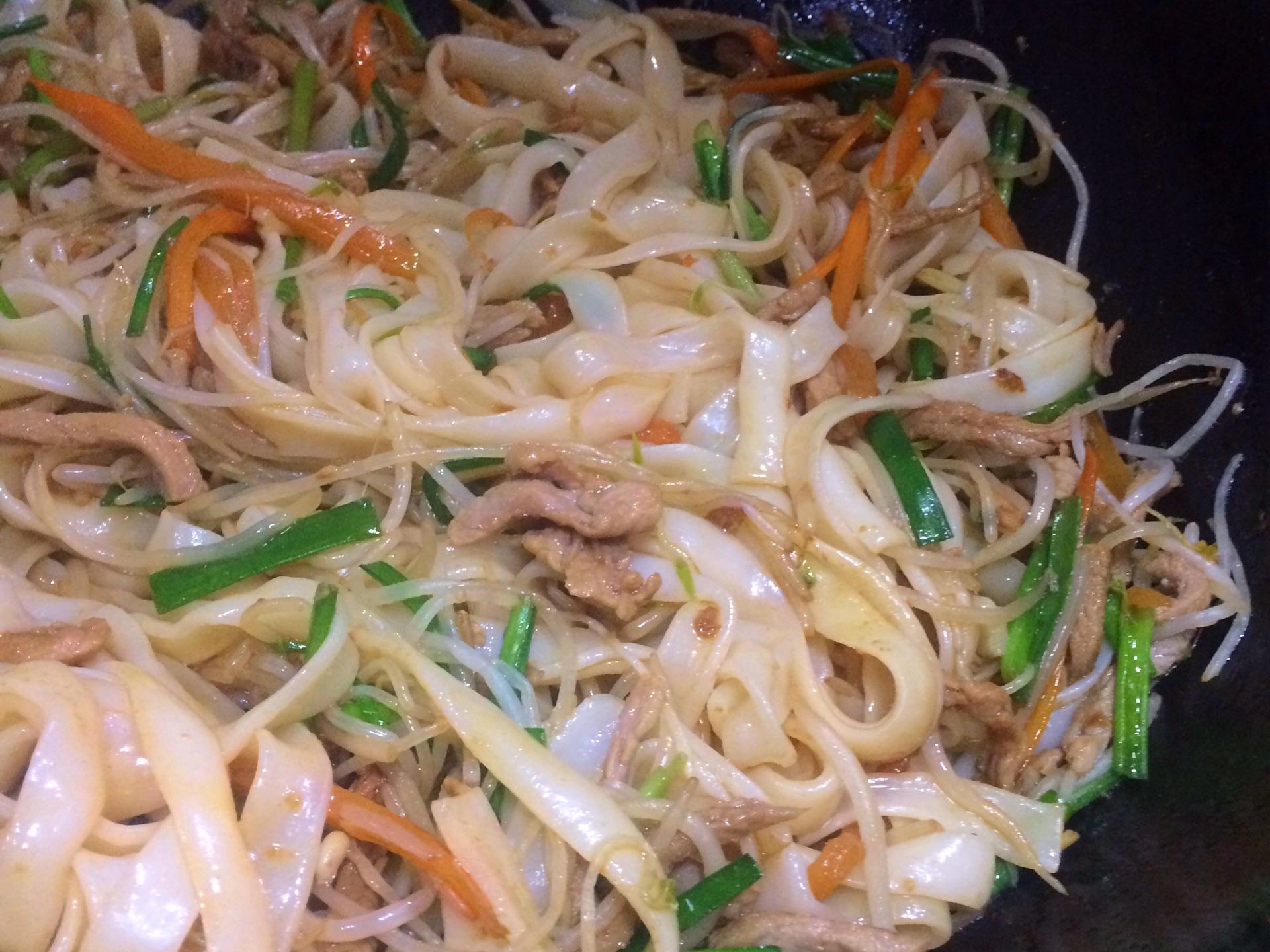 炒河粉怎么做好吃，怎样炒河粉好吃又简单（想吃炒河粉不用去外面买了）