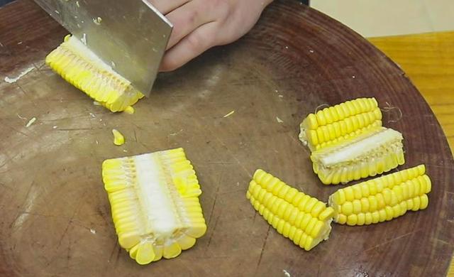 猪排骨怎样做好吃，排骨的正确做法最简单的（香到骨头里）