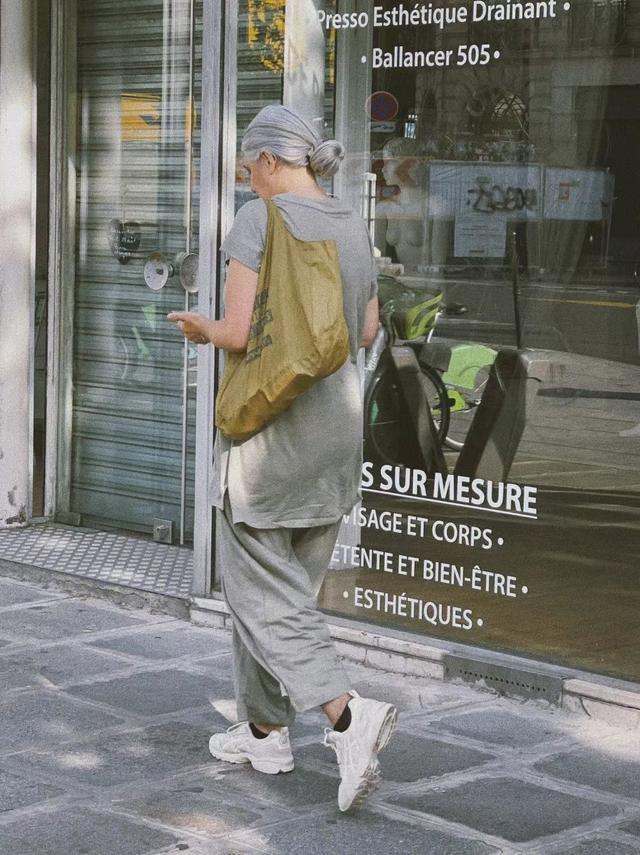 怎样选择包包的颜色，怎么搭配包包的颜色（法国女人不爱“名牌包”）