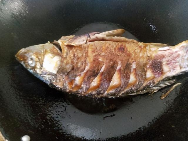 家庭炖鱼做法，烧鱼的做法和配料（鱼肉鲜嫩解馋无腥味）