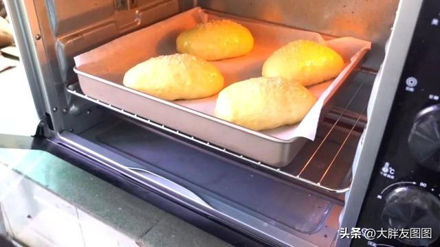 自己在家如何做肉松包，自制馅大料足的肉松包