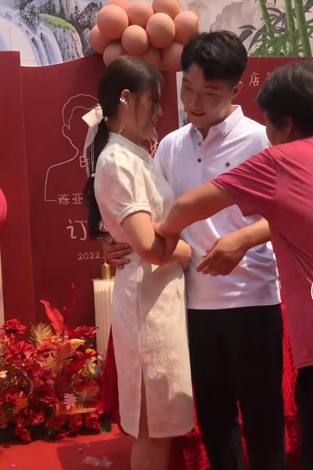 男生太羞涩了怎么办，男孩子羞涩怎么办（网友：一看就是相亲认识的）