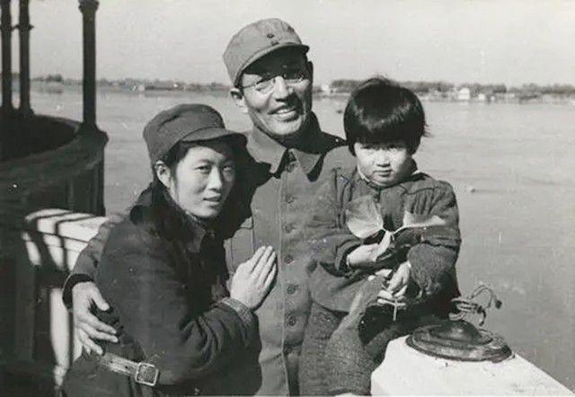 朱瑞将军生平简介，远不止是炮兵司令