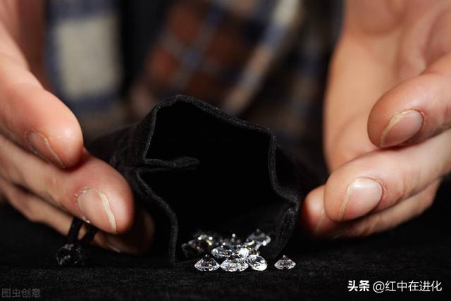 粉转黑是什么意思，粉的变成黑的（粉转黑谁的错）