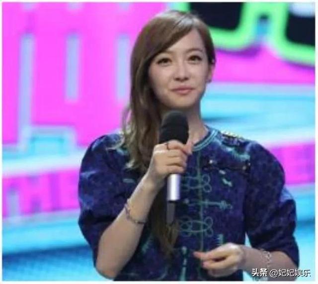 何炅老婆孩子照片，何炅47岁妻子终露面？陪伴20多年却被否认（<46岁的何炅至今未婚>）