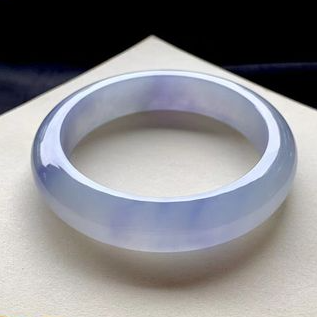 翡翠种水等级划分价格，翡翠等级划分及价格（1万和1000万的翡翠手镯）