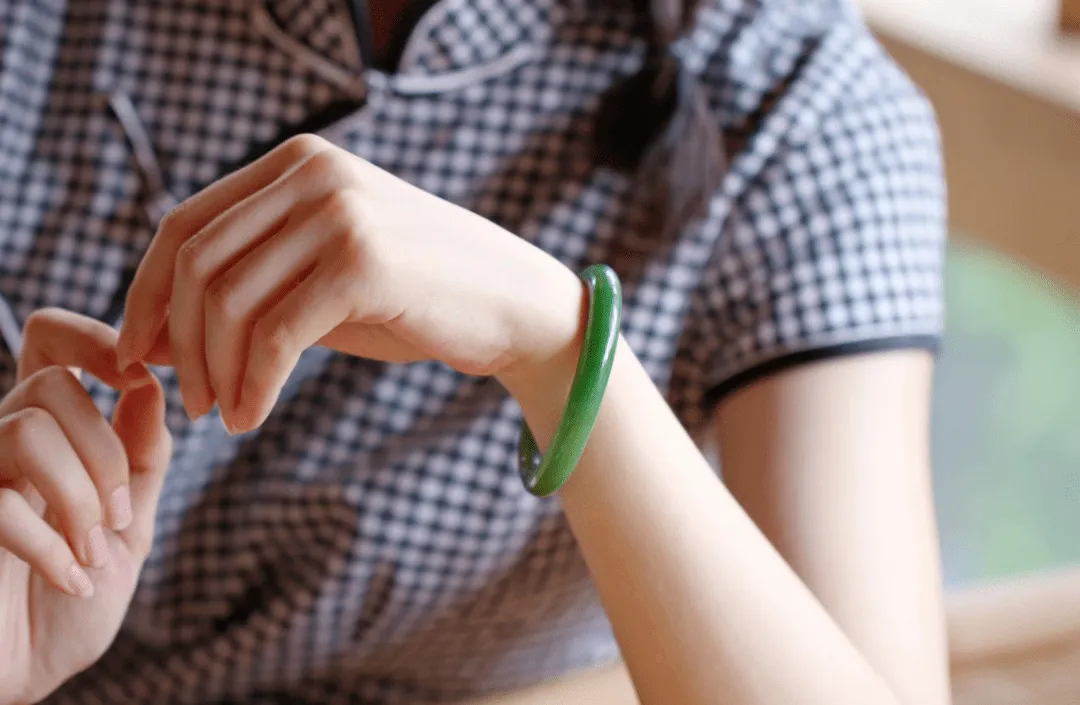 女生银手镯应该戴在哪只手上，女生银手镯戴哪个手（手镯戴左手还是右手）