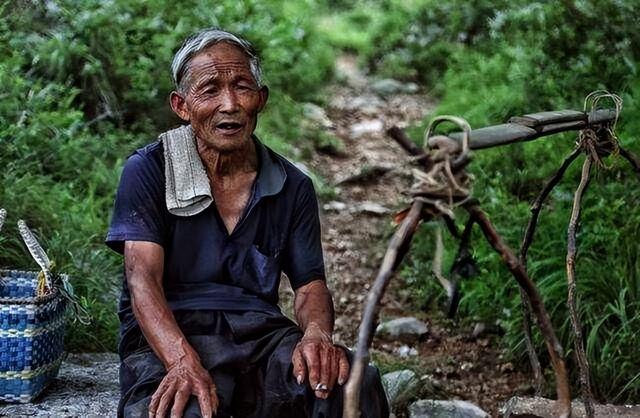 农村老人养老问题，农村老人养老问题及解决方法（老农：我们交了一辈子公粮）