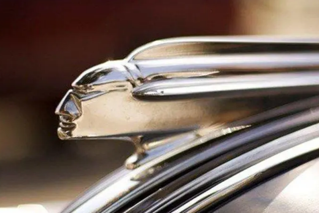 一对翅膀的车标，v型飞翼车标是什么汽车（最漂亮的4个立式车标）