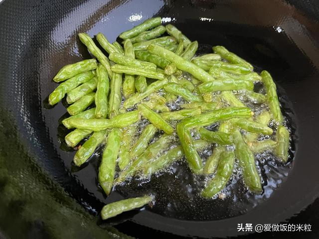 干煸豆角最简单的做法，干煸豆角怎么做好吃最简单（过年用它招待宾客很不错）