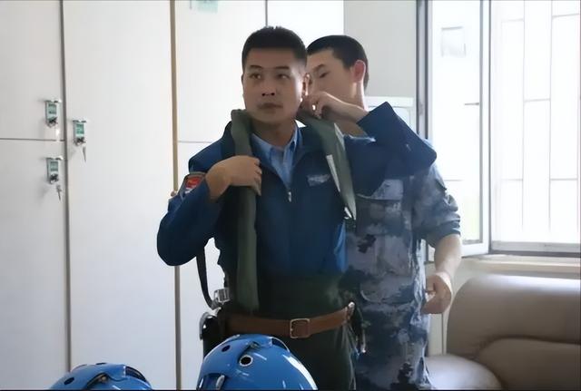 飞行员张超：为挽救舰载机牺牲后，妻子被特招入伍，已成海军上尉