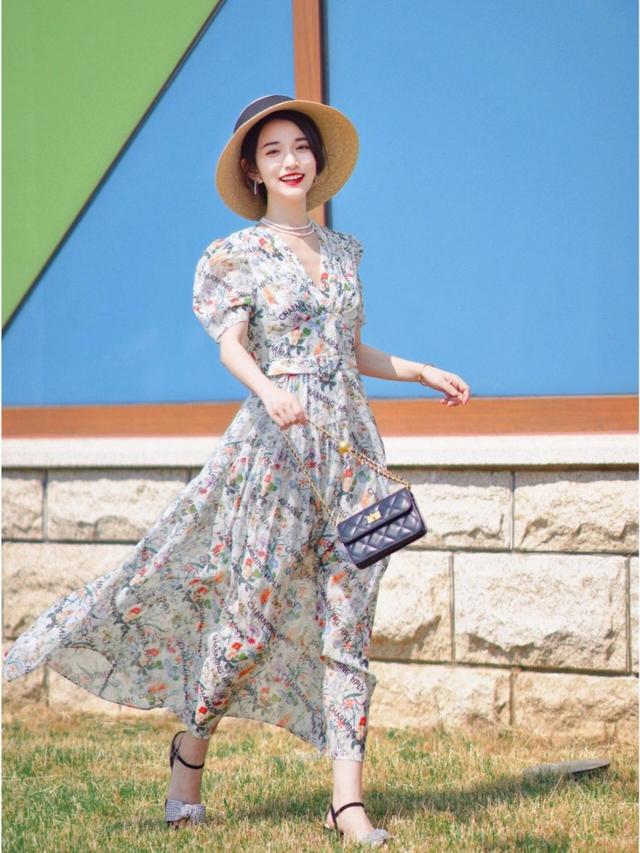 今年最流行碎花裙你学会搭配了吗，一到夏天碎花裙又卷土重来