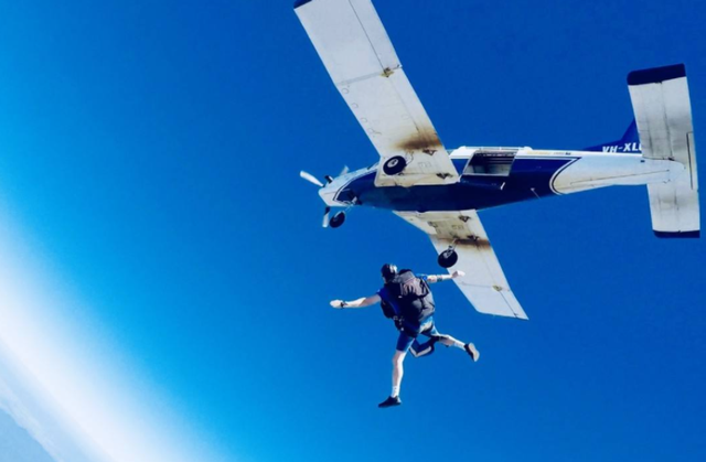 飞机失事只能等死吗，乘客为何不能跳伞而只能在飞机上等死