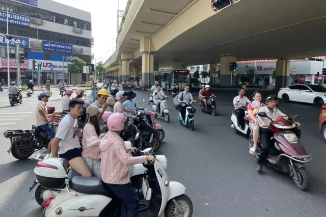 汽车交强险收费标准，交强险费率浮动标准表2022（哪些要参保、怎么收费一次性讲清楚）