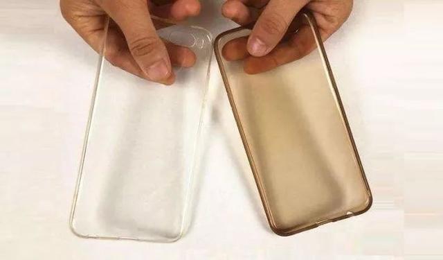 手机壳发黄怎么办，浅色手机壳发黄怎么办（手机壳用久变黄别急着扔）