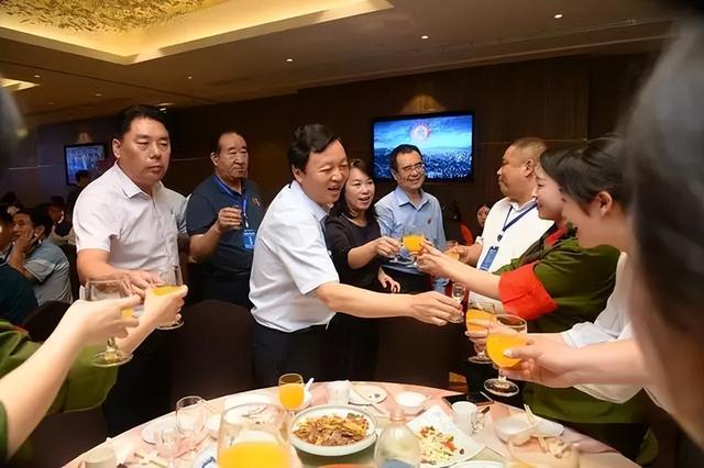 女人敬酒情商口才，怎样锻炼情商和口才（饭局上的高情商，果断收藏）