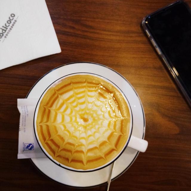 摩卡咖啡和拿铁咖啡的区别，摩卡和拿铁的区别是什么（认清拿铁、摩卡、康宝蓝、玛奇朵、卡布奇诺的区别）