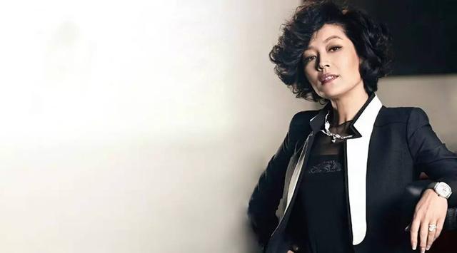 春晚导演哈文：丈夫李咏病逝三年没有再嫁，她依然是李家的儿媳妇