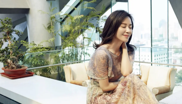 气质和教养是装不出来的，内心很干净人的特点（她的五官和轮廓是所有女演员中最美的）