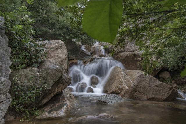 飞瀑流泉、森林郁葱！济南这处小众又洗肺的原生态山水秘境，宛如画卷~
