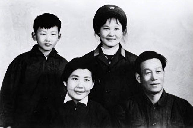 导演管虎个人简历，见证您与妈妈的患难与恩爱