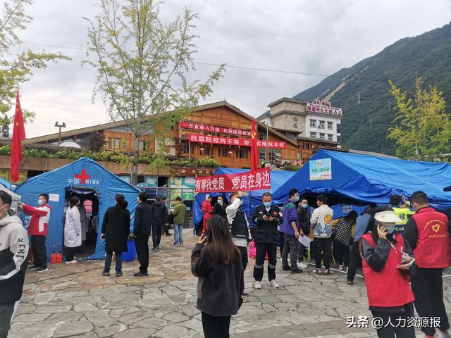 在“5．12汶川地震”抢险救灾前线，一辆柳州市生产的装载机5s内将一块（在抗震救灾战场上擦亮\