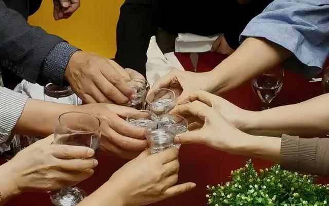 朋友聚会一般都怎么讲话，朋友聚会饭局上的开场白（牢记3句“万能开场”）