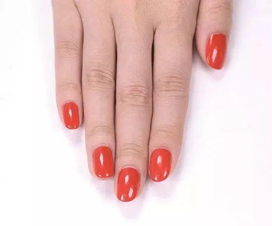 美甲怎么快速卸掉，怎么快速把美甲卸掉（最全的正确的涂甲油胶步骤——卸甲的操作步骤教程）