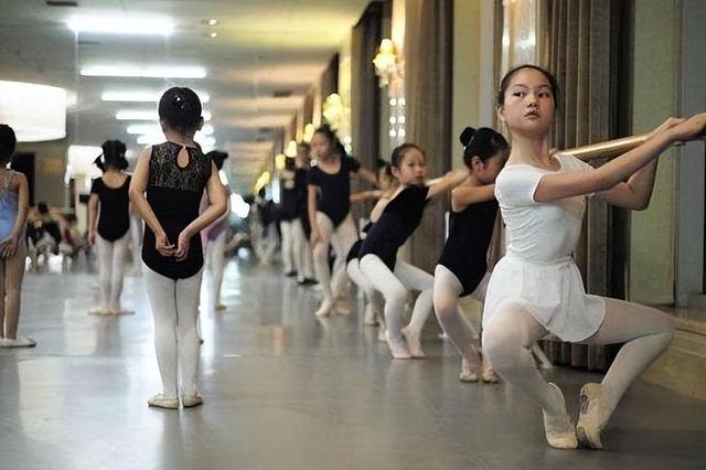 宁夏籍演员一览表，宁夏46岁“巨婴”郭冷