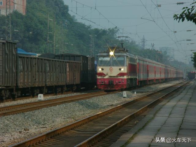 沙坪坝哪个出口离高铁站最近，沙坪坝高铁站离西站有多远（曾经是襄渝客车进出重庆站的必经之路）