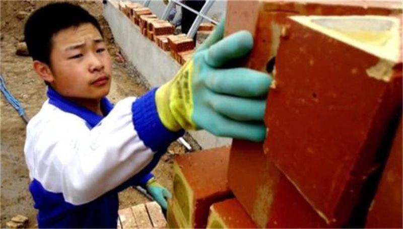 我步行去学校（甘肃一男孩工地搬砖）