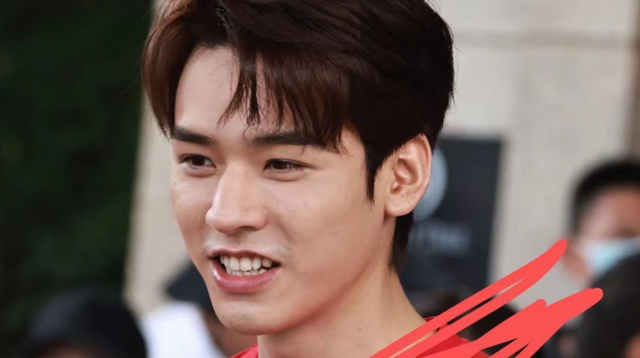 刘昊然，刘昊然周冬雨恋情坐实（龚俊新杂志销量一分钟破4万图片）