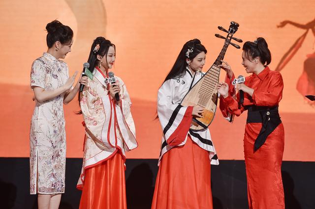 抖音怎么上传音乐，抖音怎么上传本地音乐（龚琳娜：在直播间教民歌）