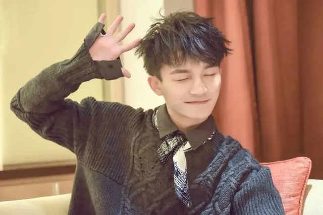 蒙面唱将周深身骑白马是哪一期，蒙面唱将周深身骑白马第几期（2次差点被“毁掉”的男歌手）