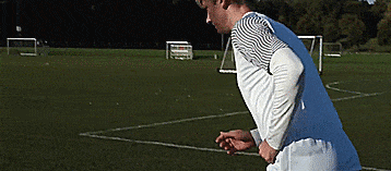 足球防守员的注意事项，足球前锋注意事项（用这四招助你在场上摆脱压力永不丢球）