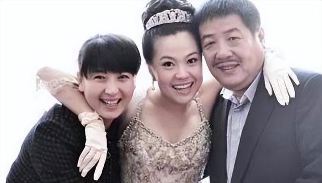 “二人转女王”闫学晶：两段婚姻三个孩子，两任丈夫都是二婚