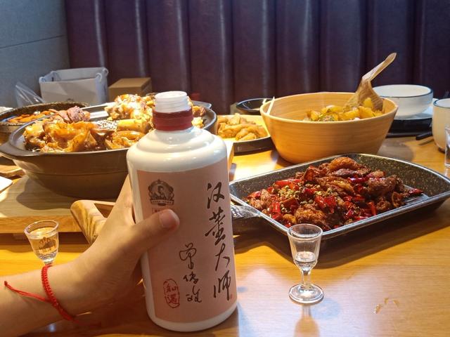 两家亲家聚餐开场白，两家吃定亲饭开场白（说什么开场白能显得大方得体）