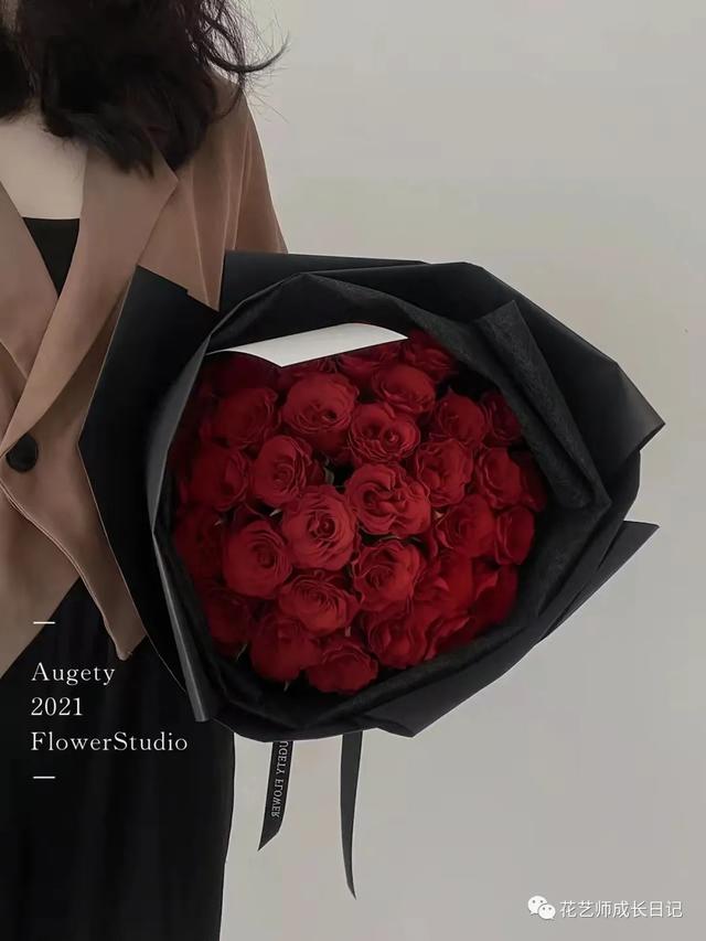 黑玫瑰花语，碎冰蓝玫瑰花语（复古暗红色系的玫瑰女王）