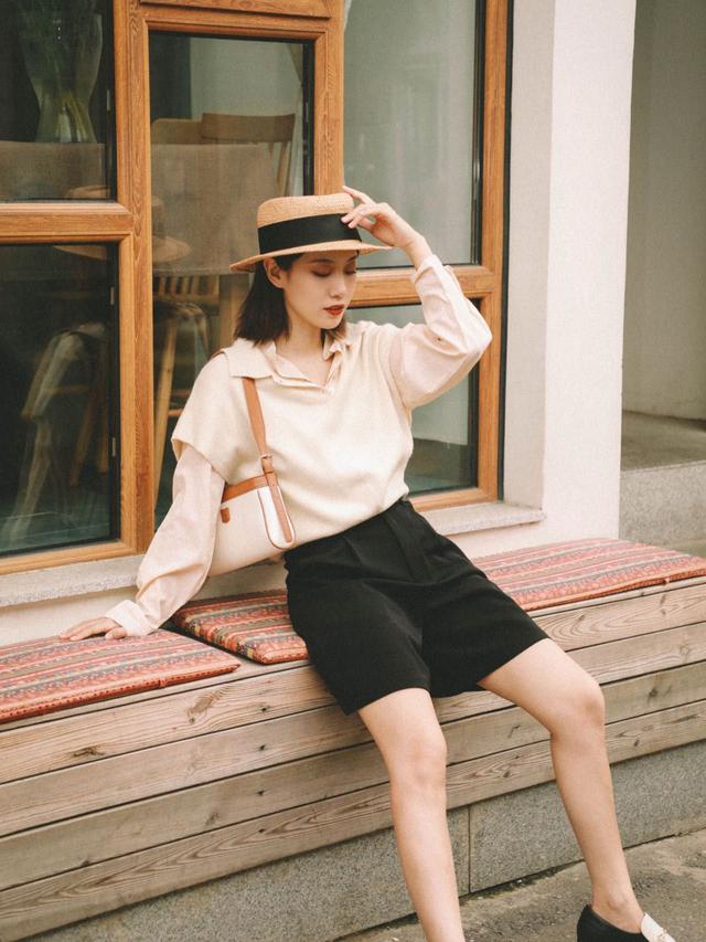 黑色短裤配什么上衣好看图片，黑色短裤配什么上衣（清爽舒适又显腿长）
