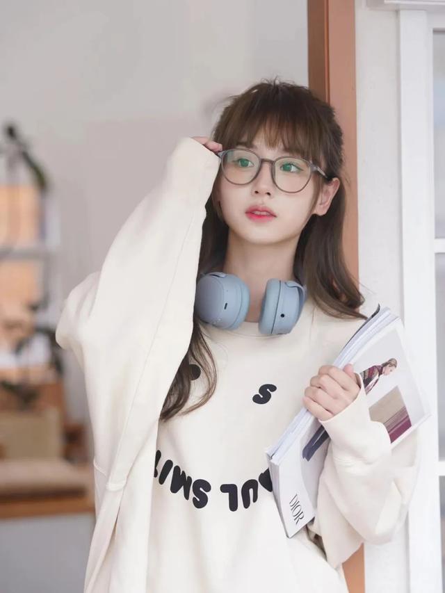 圆脸适合什么眼镜，圆脸适合什么眼镜框女（不同脸型适合什么样的配饰）