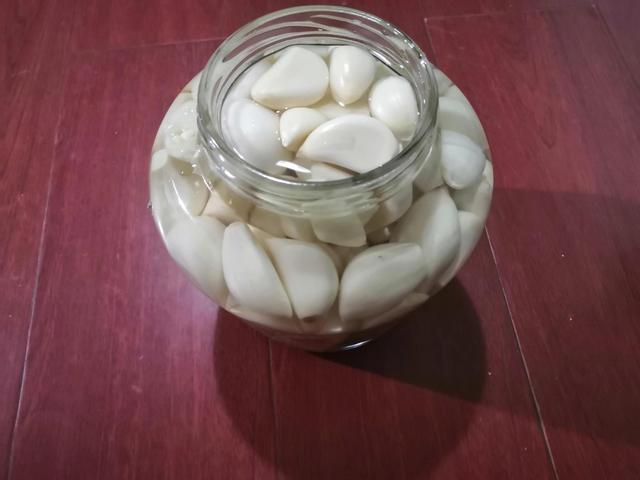 5斤蒜放多少糖和醋怎么熬制，5斤蒜需要多少糖和醋（这样做糖蒜，7天就能吃了）