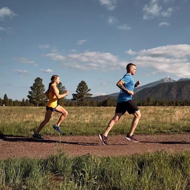 脚步分外沉重的沉是什么意思，沉重的脚步的意思（为什么别人跑得又轻又快）