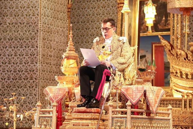 裹着什么，裹着什么意思（王后公主穿金色泰服比拼）