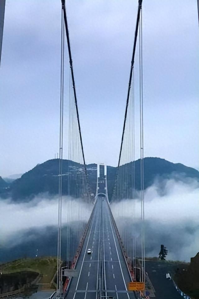 湖南的矮寨大桥太雄伟了，世界第一跨峡谷悬索桥，堪称奇迹！
